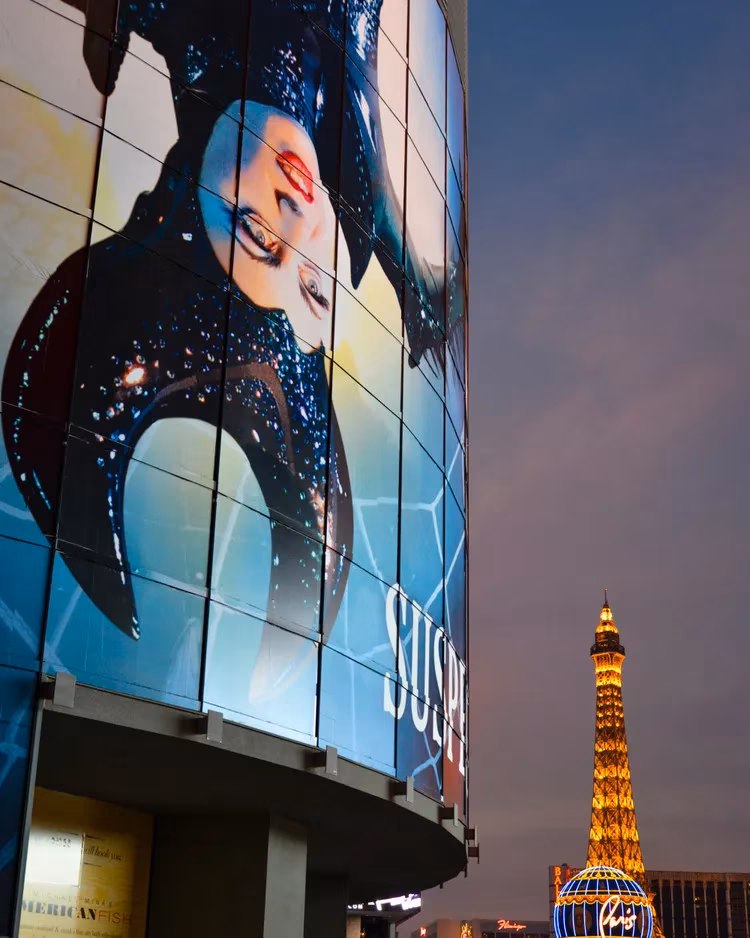 unleashing-sin-one-traveler-s-devilishly-fun-night-crawl-through-las-vegas-in-2026-image-2